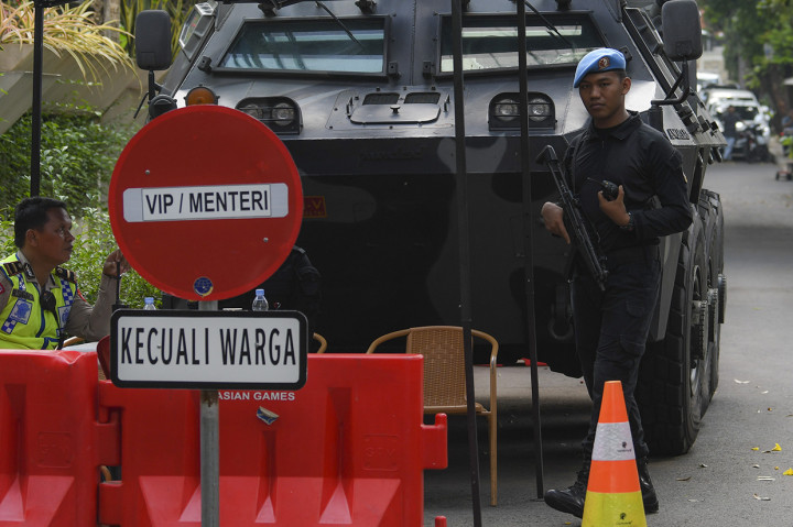 Aparat turut memberi memberi tanda dilarang masuk ke kawasan itu kecuali pejabat VIP dan warga sekitar.